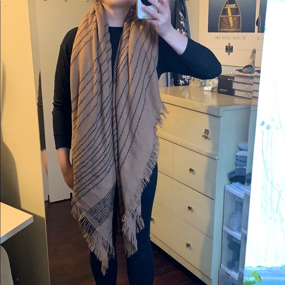Forever 21 Blanket Scarf - Picture 1 of 4